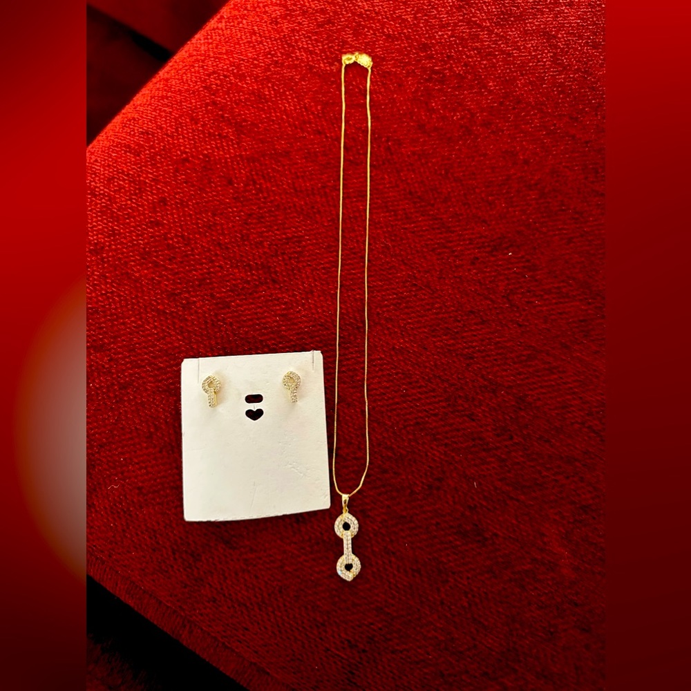 Beautiful spade like shaped necklace with matching earrings.